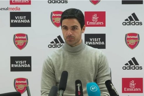 El entrenador del Arsenal confirmó COVID-19, el juego se pospuso y el equipo se aisló.